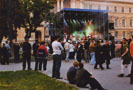 Scena przed uniwersytetem